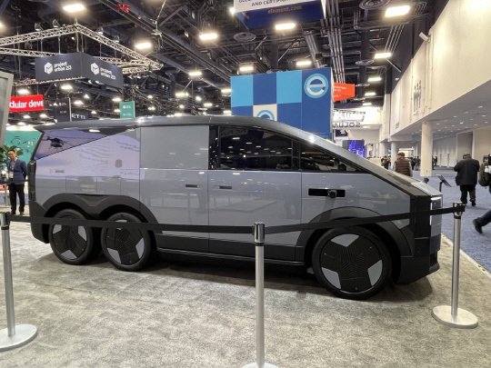 9일(현지시간) CES 2025가 열린 미 라스베이거스 컨벤션센터(LVCC) 노스홀 샤오펑 에어로트 부스에 전시된 '모듈형 플라잉카' 지상 모듈. 장우진 기자